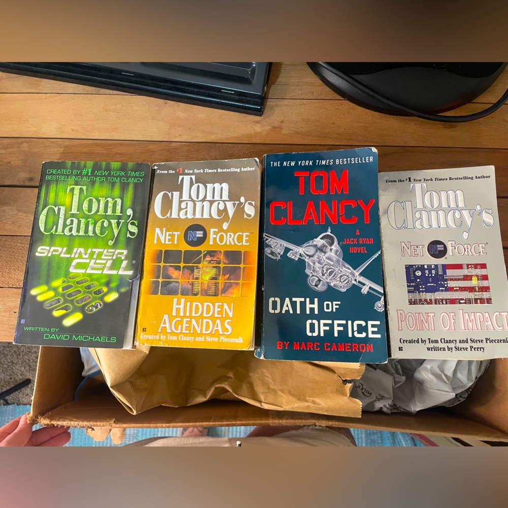 Tom Clancy: 4 paperback books